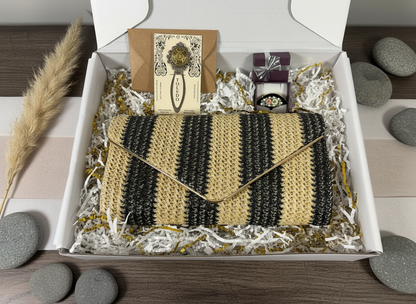 Natural and Noir Set showing contents